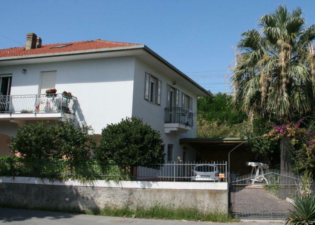 B&B Ai Tre Archi Spotorno Esterno foto